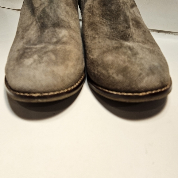 Vionic Size 7 Suede Ankle Boot 1.8" Heel Rubber Sole Side Zip Almond Closed Toe - Picture 5 of 11